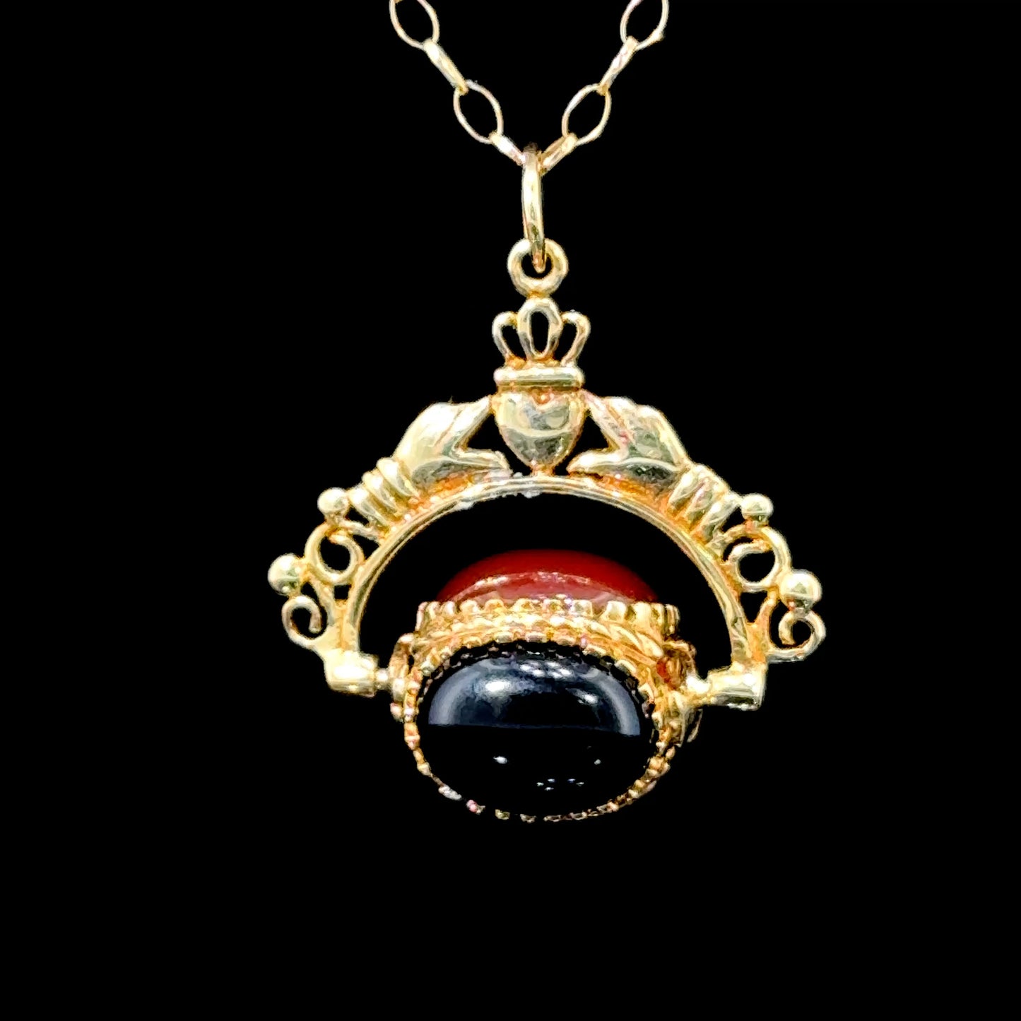 9K Yellow Gold Claddagh Onyx & Cornelian Swivel Necklet