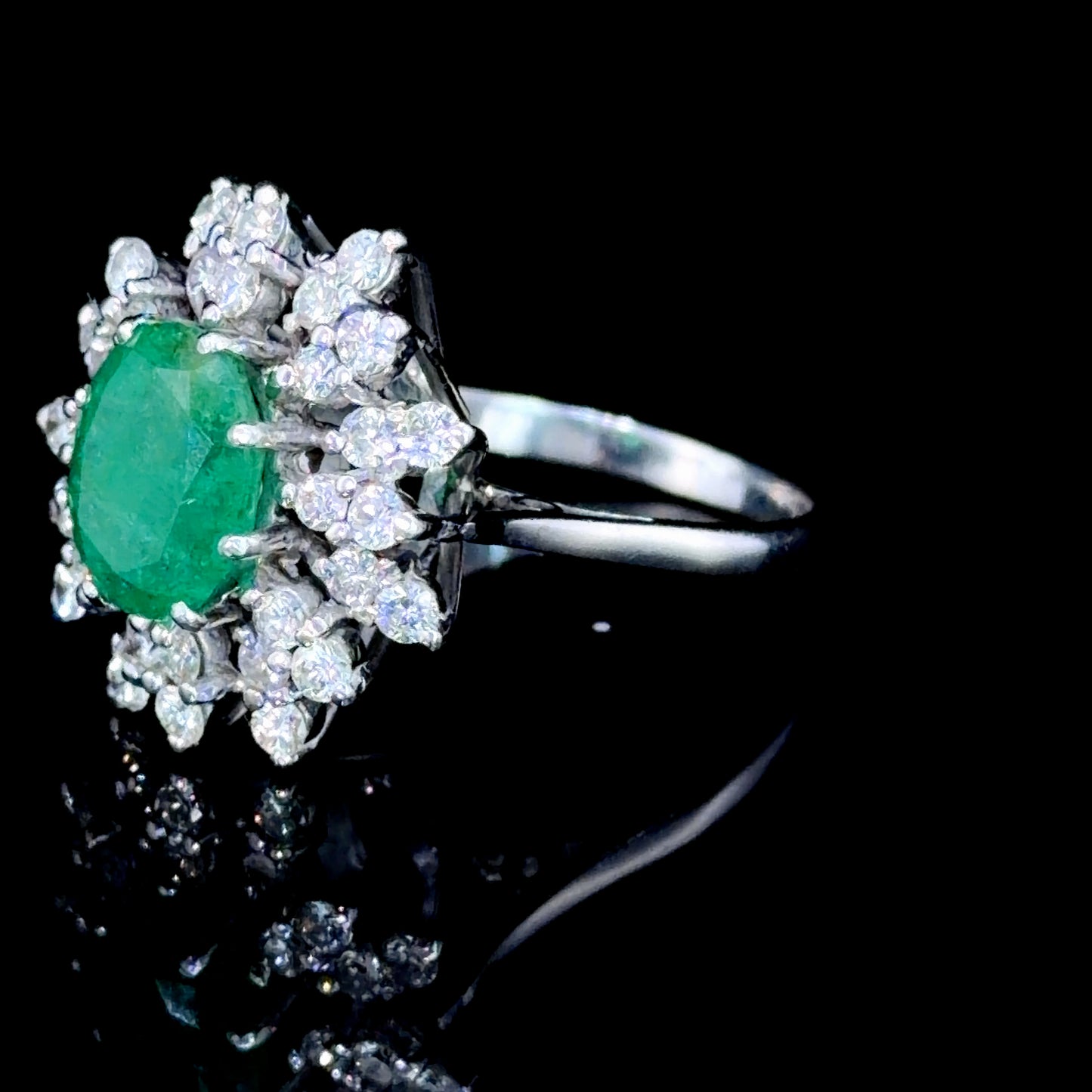 Stunning 18k White Gold Emerald & Diamond Cluster Ring Diamond Appx 1.0 Cts Emerald Appx 2.0 Cts