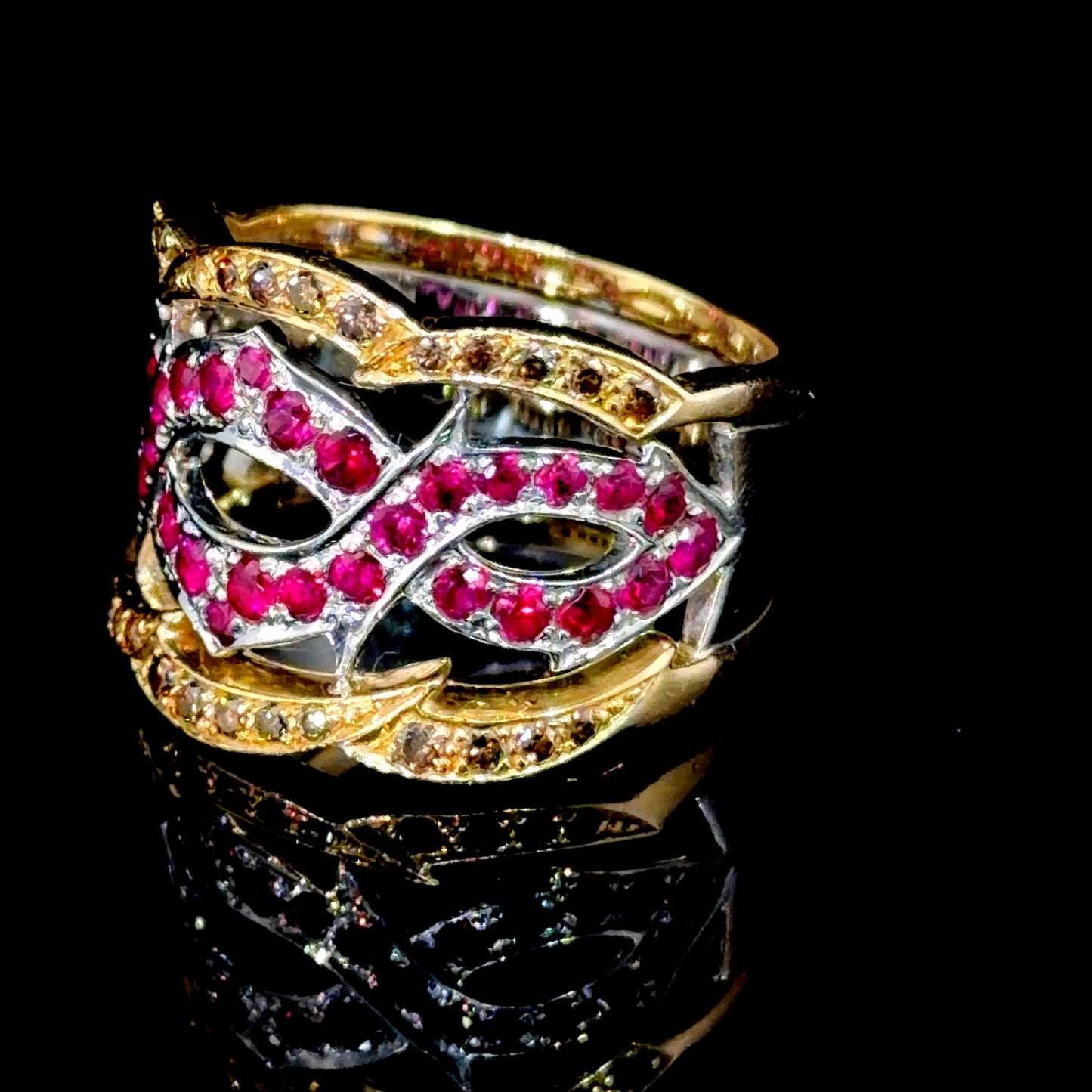 Absolutely Stunning 18k White Gold & Yellow Gold Thorn Ring By Stephen Webster Champagne & White Diamonds With Central Rubies
