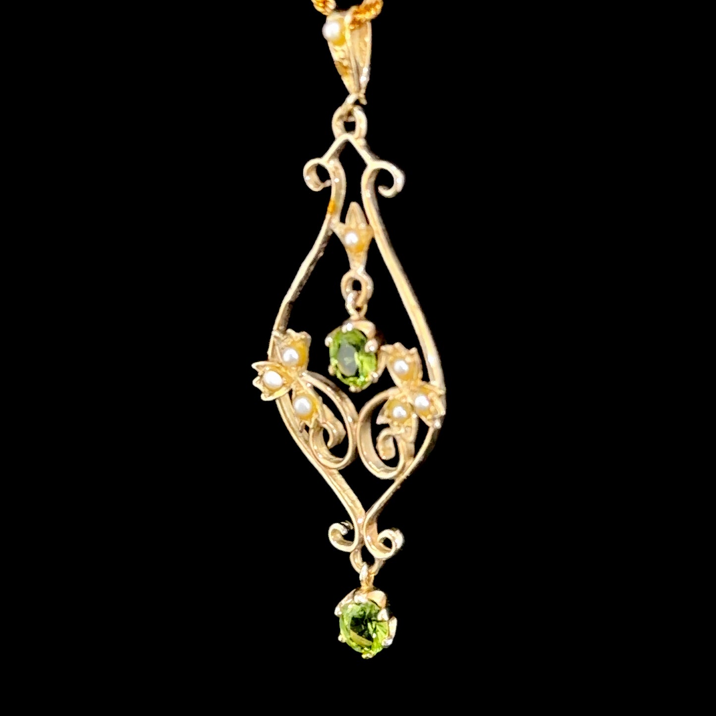 An Antique Peridot & Pearl Drop Pendant & Rope Twist Chain