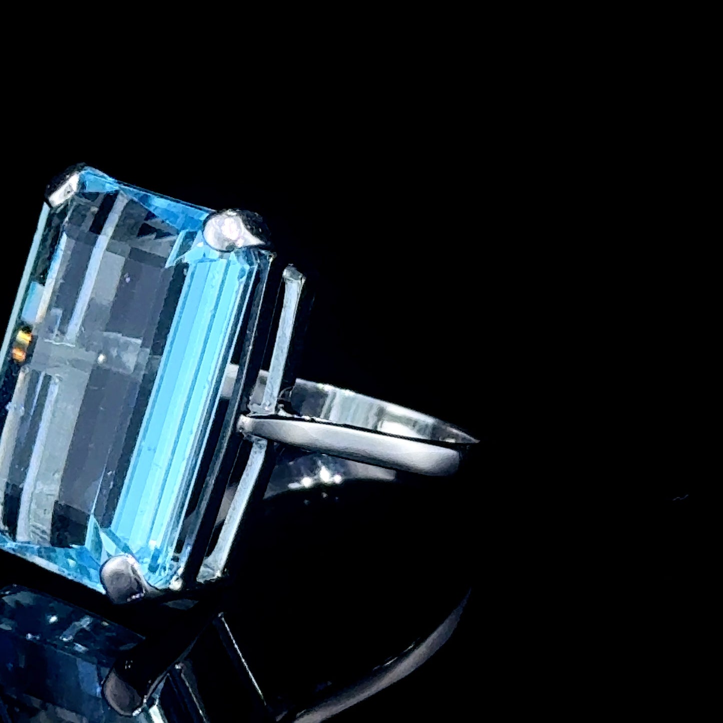 18K White Gold Aquamarine Cocktail Ring