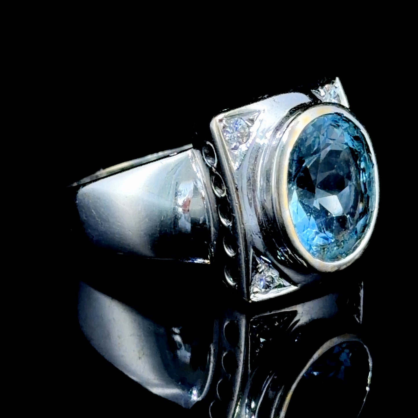Lovely 18k White Gold Aqua & Diamond Ring Aqua Appx 4 Cts Diamonds Appx 0.4 Cts