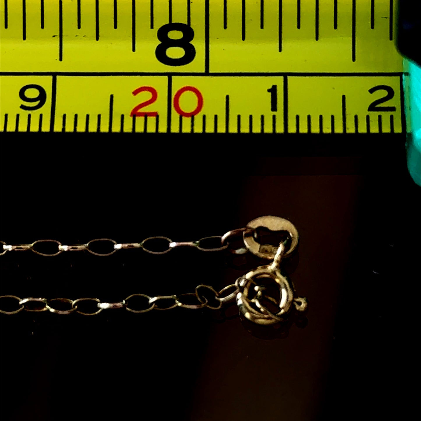 9K Yellow Gold Claddagh Onyx & Cornelian Swivel Necklet