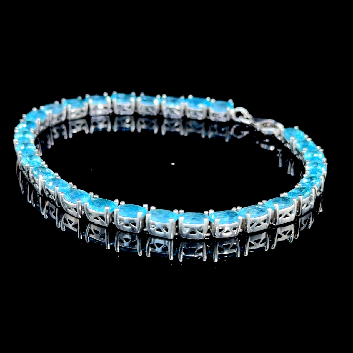 A Gorgeous Silver & Blue Topaz Bracelet 8 Inches Long
