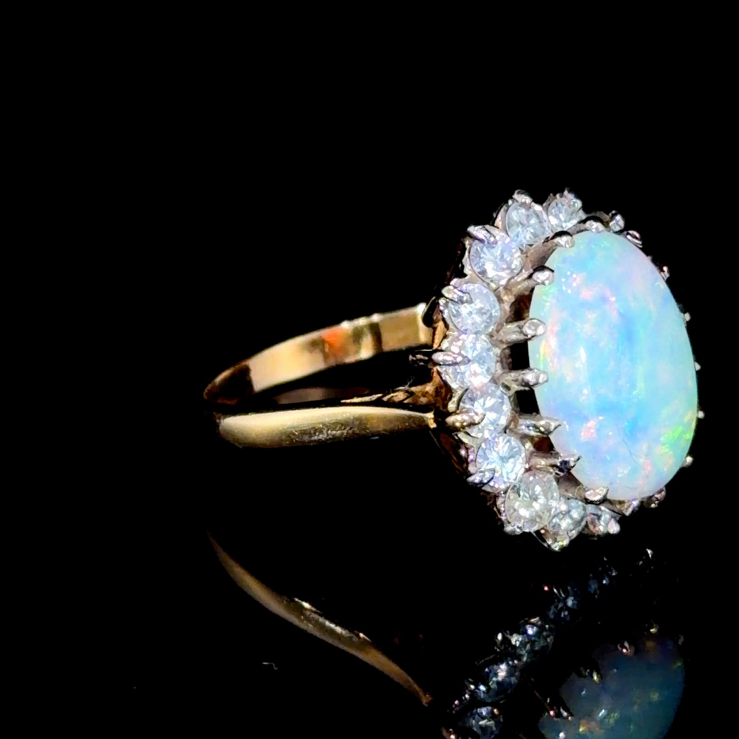 18k Yellow Gold Oval Opal & Diamond Halo Ring Dia 0.8 Cts