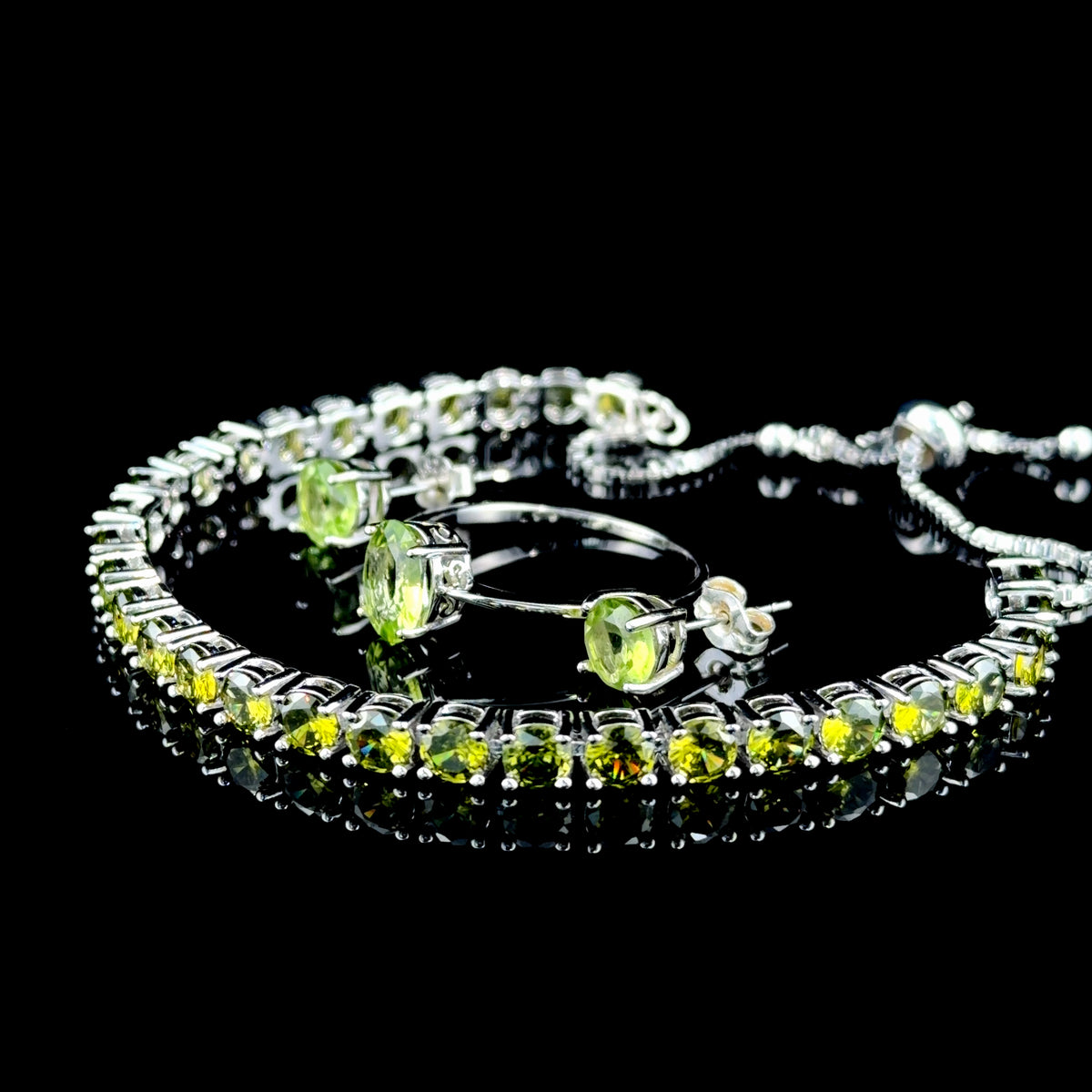 A Very Pretty Silver & Peridot Ring Bolo Tenis Bracelet & Matching Studs As A Suite Truly Lovely Ring Size Q1/2