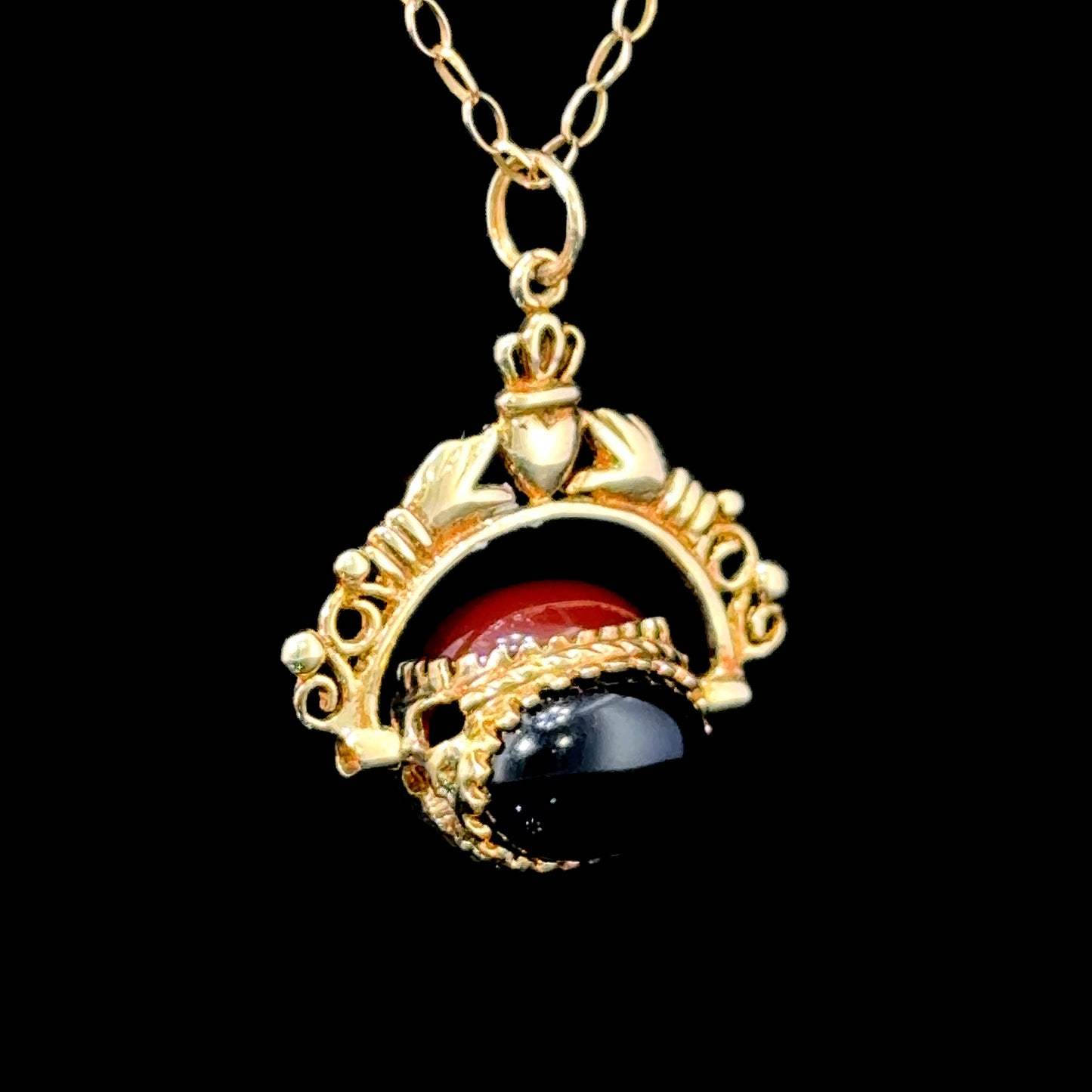 9K Yellow Gold Claddagh Onyx & Cornelian Swivel Necklet