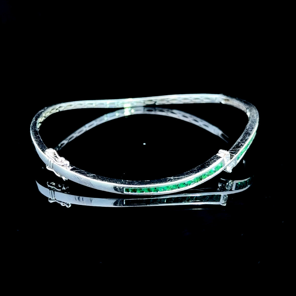 A Stunning 18k White Gold Emerald & Diamond Wavy Bangle Appx. 1.0Cts Of Emeralds & Diamonds 0.1Cts