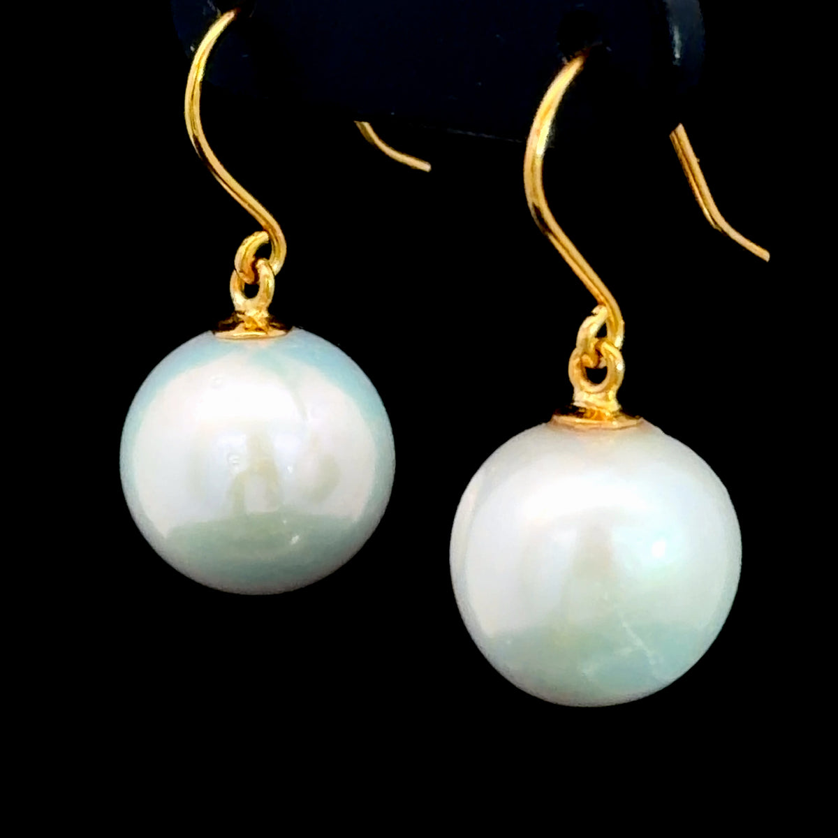 A Very Nice Pair Of 10mm Diameter Classic White Pearl Drop Earrings With Shepherds Hook Fittings