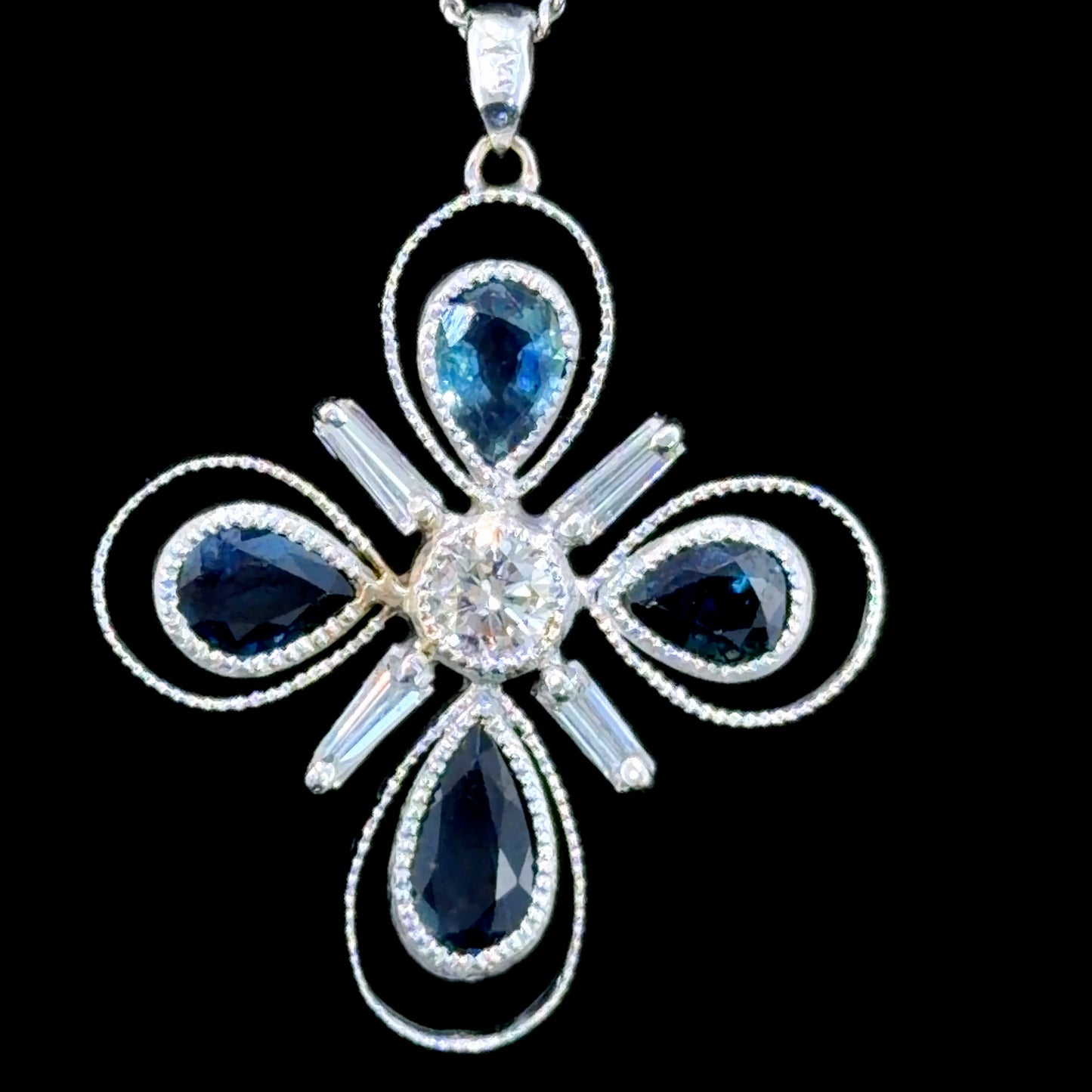 Very Pretty 18k White Gold Sapphire & Diamond Flower Pendant Having 0.5 Cts Diamonds & 2.5 Cts Of Sapphires