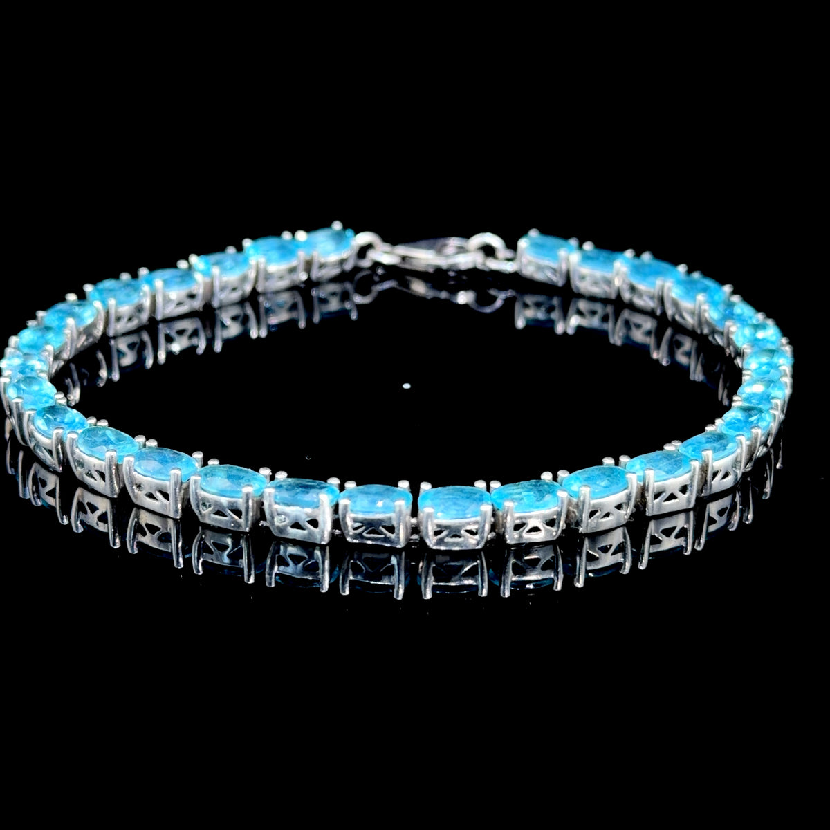 A Gorgeous Silver & Blue Topaz Bracelet 8 Inches Long