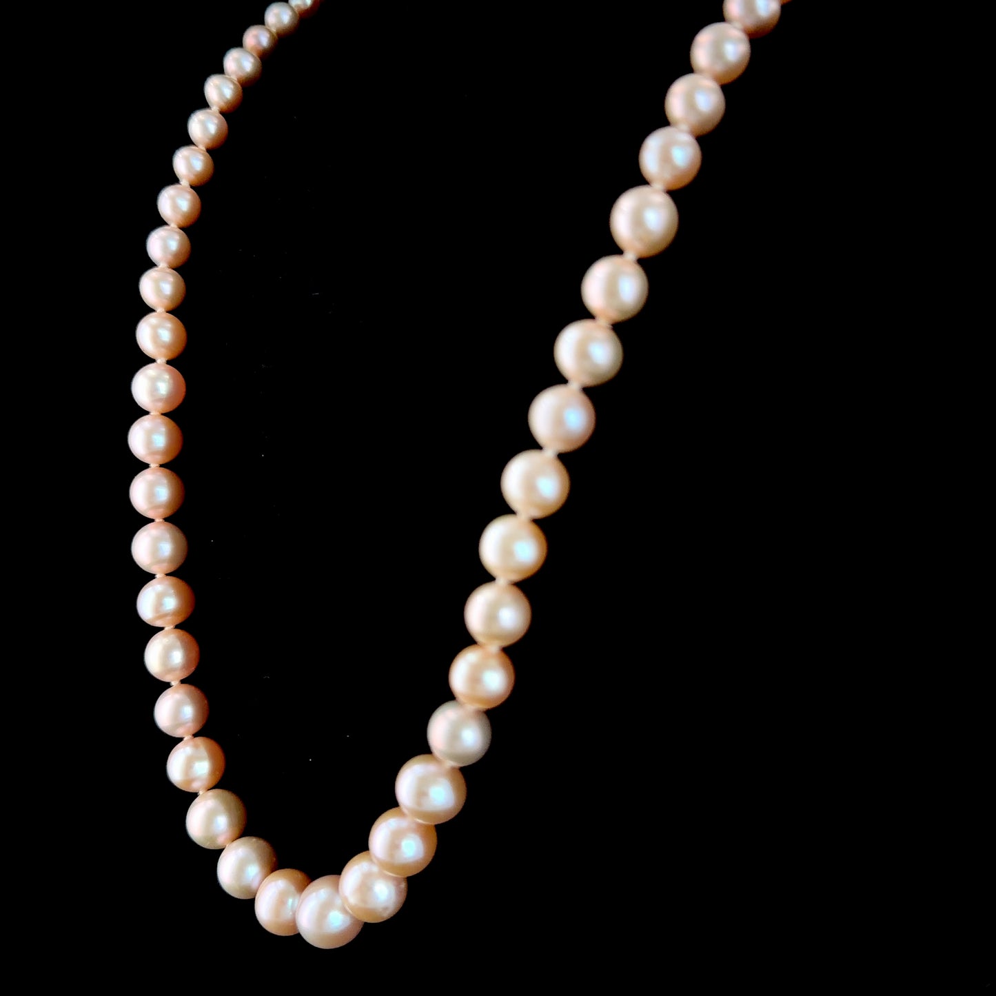 Very Pretty Pink Pearl Necklace Having A 9k Yellow Gold Clasp 18” Long