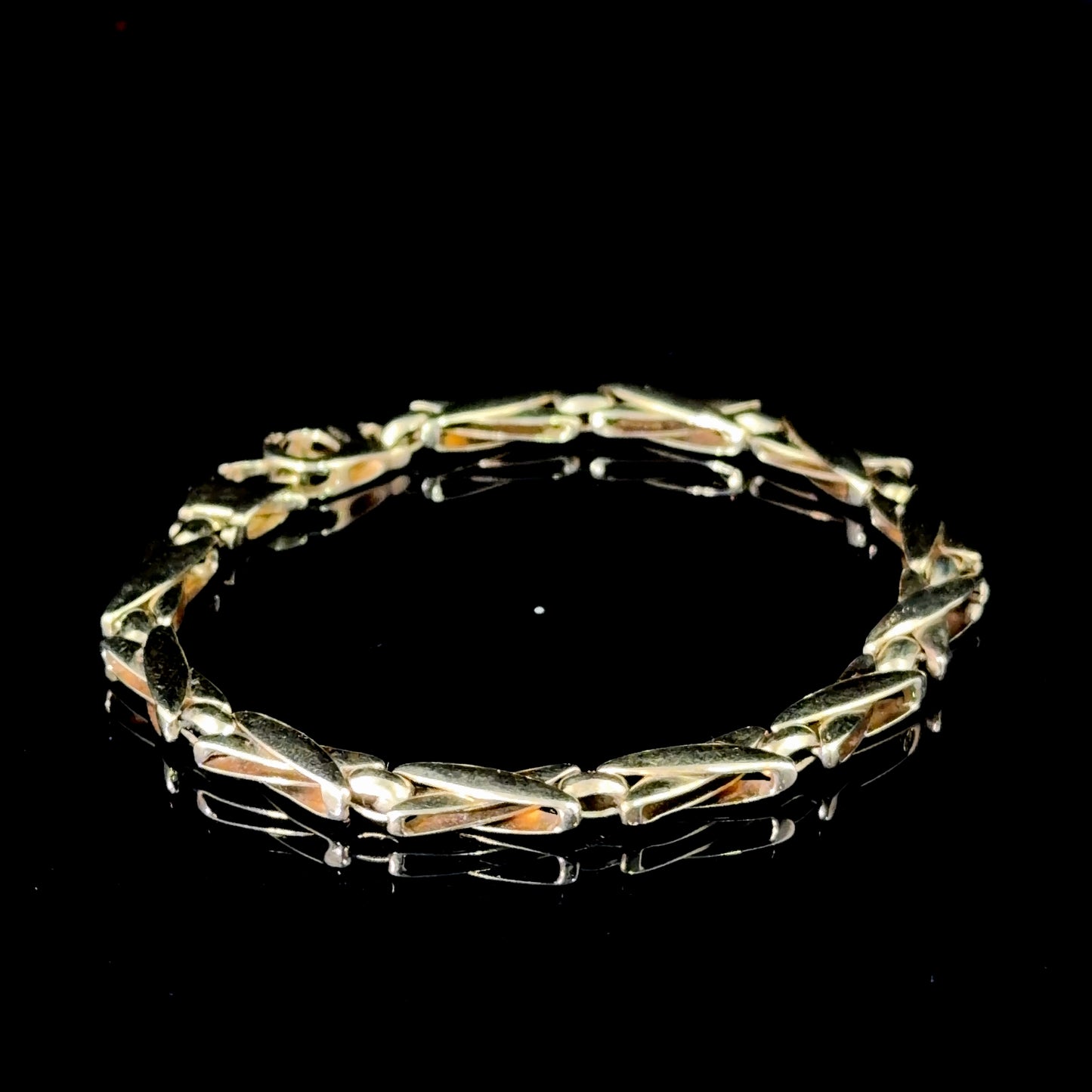 Pretty 9k Yellow Gold Kiss Link Bracelet 7” Long