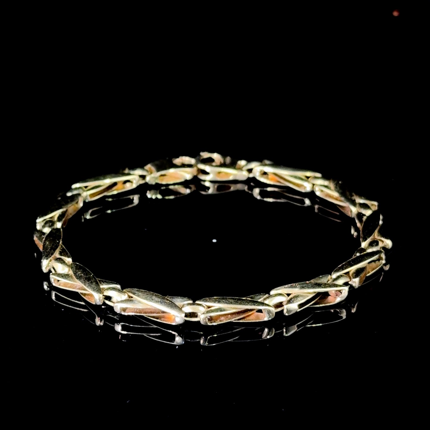 Pretty 9k Yellow Gold Kiss Link Bracelet 7” Long
