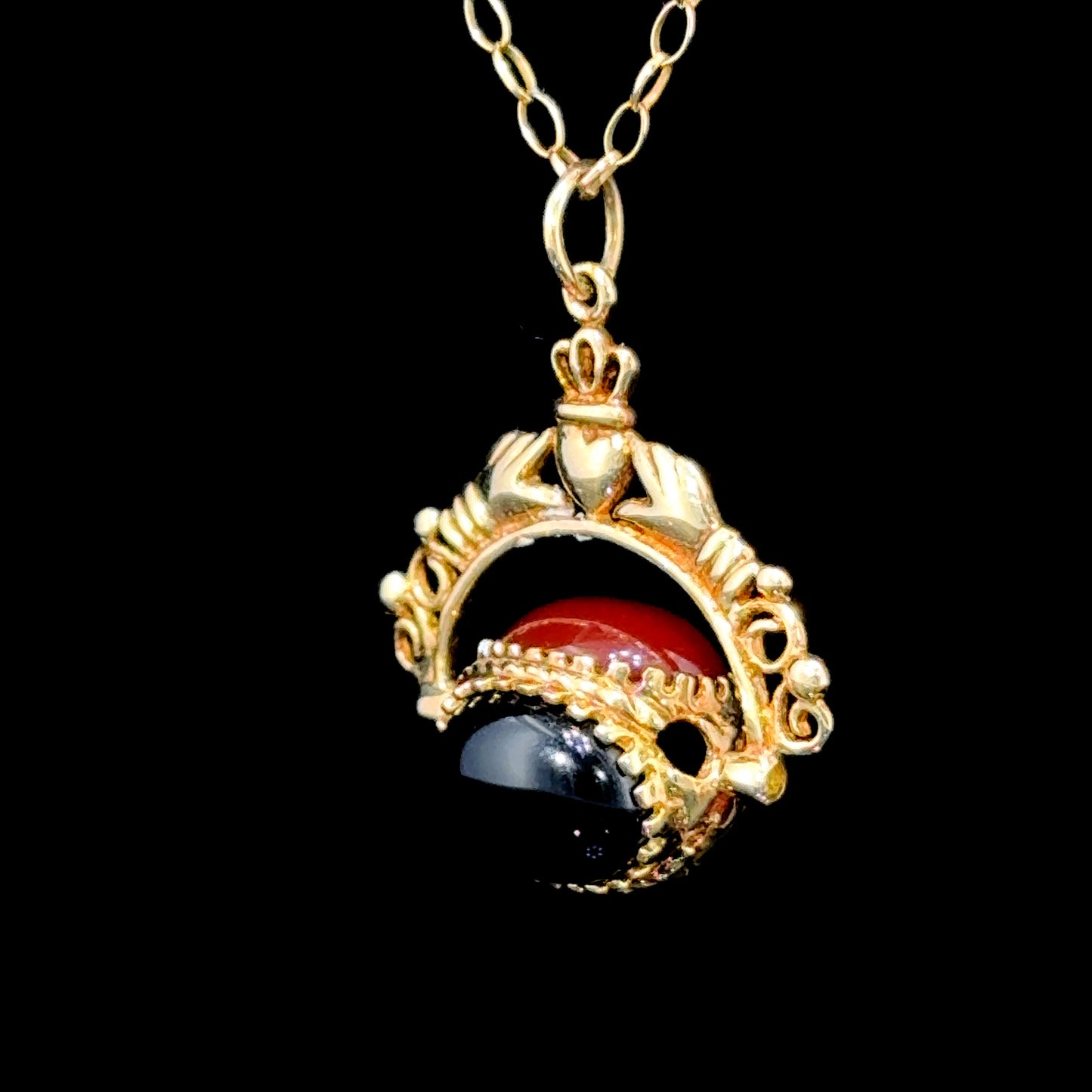 9K Yellow Gold Claddagh Onyx & Cornelian Swivel Necklet