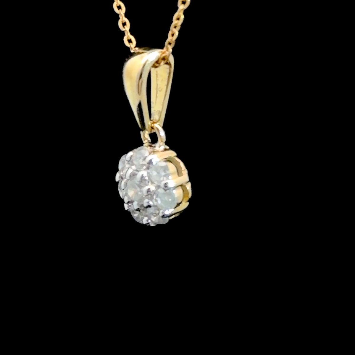 Pretty 9k Yellow Gold Diamond Daisy Pendant & Chain 18 Inches Long