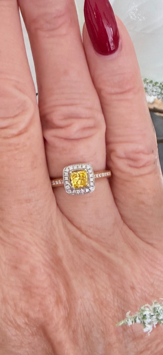 Very Pretty 18k Yellow Gold White & Yellow Diamond Halo Ring