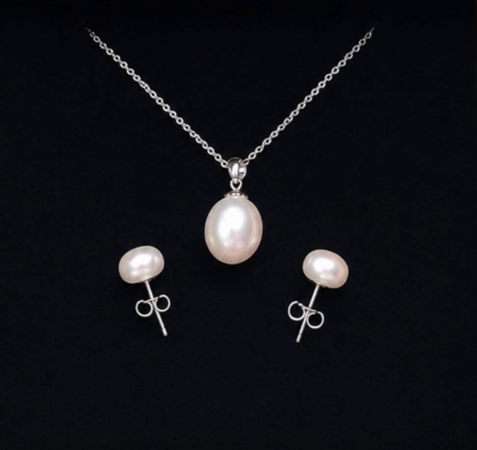 Very Pretty Sterling Silver Fresh Water Pearl Necklace Pendant & Stud Earrings