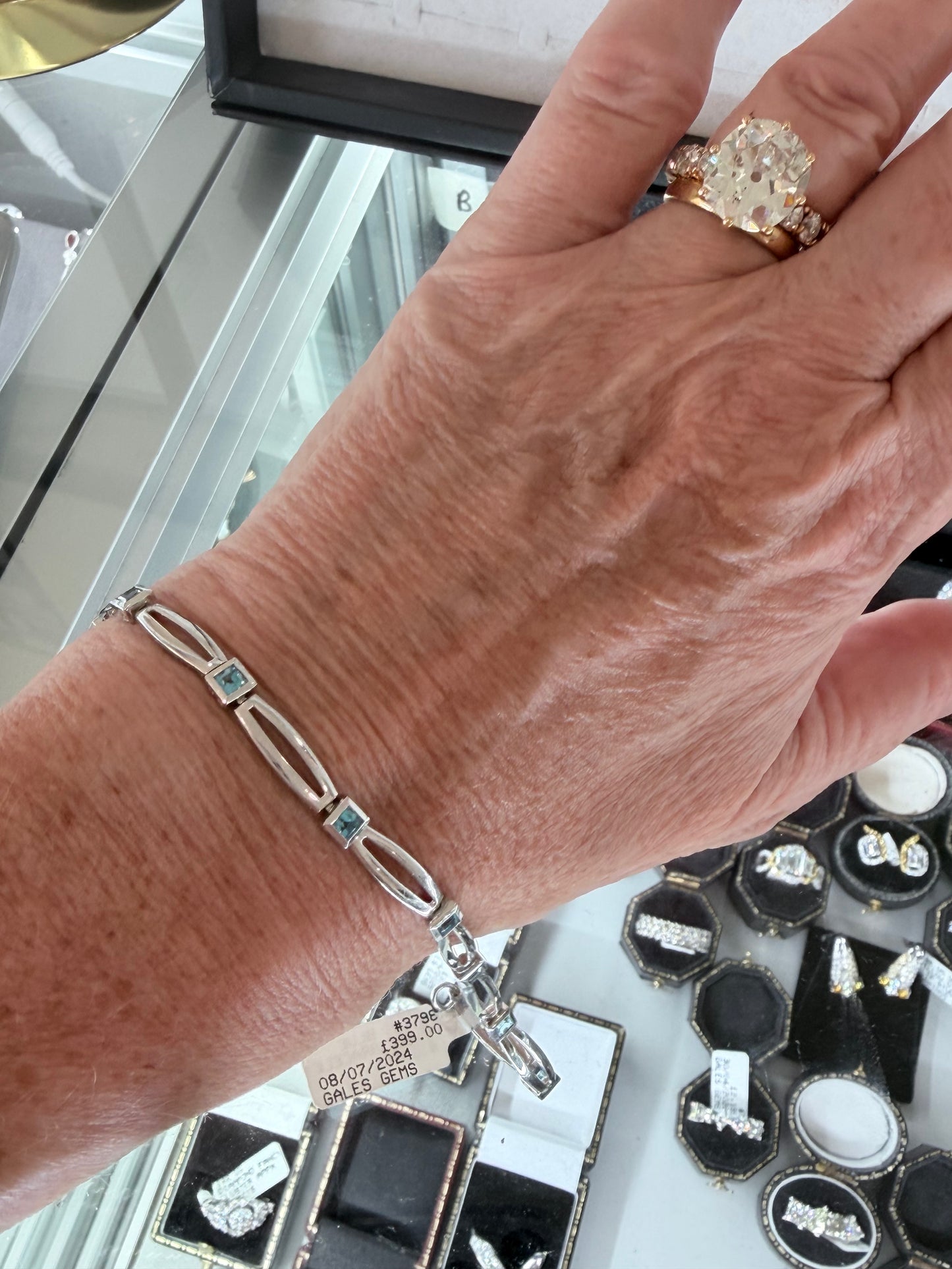 9K White Gold Blue Topaz Bracelet