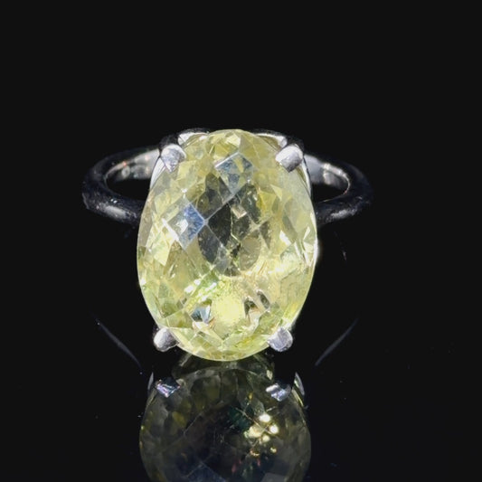 Lovely 18k White Gold & Topaz Ring