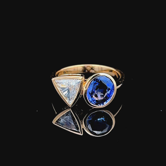 18K Yellow Gold 2 Stone Sapphire & Diamond Ring APPX: D: 0.77CTS  S: 1.61CTS